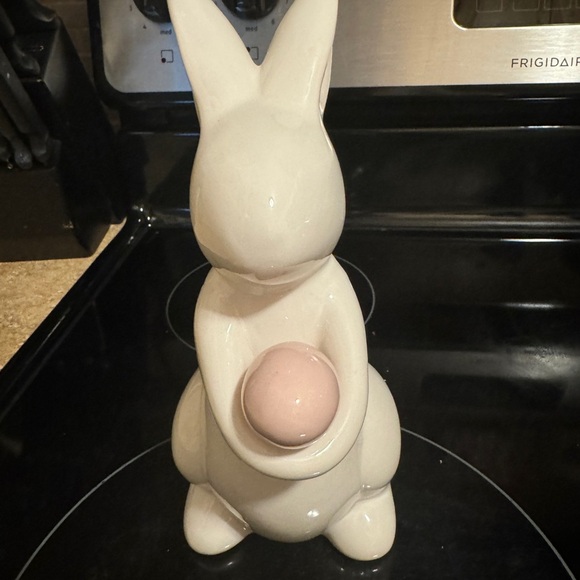 Ceramic (Easter) bunny holding egg - Picture 2 of 4